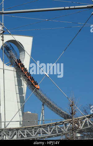 Die Thunder Dolphin Achterbahn im Tokyo Dome City Attraktionen Freizeitpark, Tokio. Stockfoto