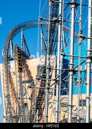 Die Thunder Dolphin Achterbahn im Tokyo Dome City Attraktionen Freizeitpark, Tokio. Stockfoto