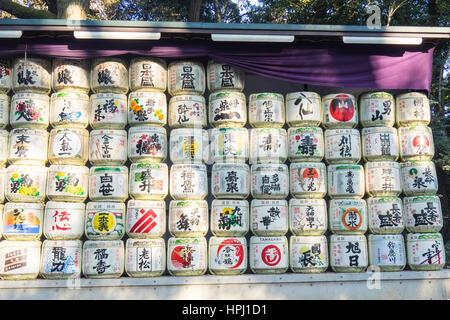 Fässer von Sake im Meiji-Schrein, Shibuya, Tokyo ausgestellt. Stockfoto