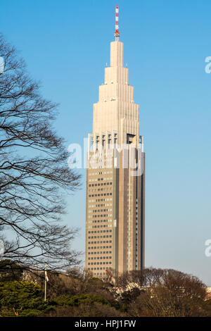 NTT Docomo Yoyogi Gebäude von Meiji-Schrein Parkland, Shibuya, Tokyo gesehen. Stockfoto