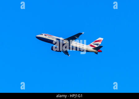 British Airways Flugzeug Airbus A320-232 Passagierflugzeug ausziehen vor einem blauen Hintergrund (Himmel) Stockfoto