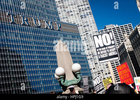 Chicago, Illinois - 11. März 2016: Anti-Trump Demonstranten gegen Donald Trump Hassreden außerhalb der University of Illinois in Chicago Pavillon. Stockfoto