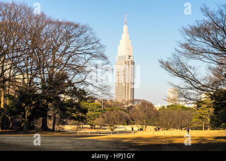 NTT Docomo Yoyogi Gebäude von Meiji-Schrein Parkland, Shibuya, Tokyo gesehen. Stockfoto