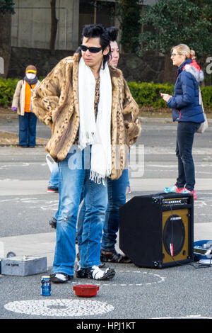 Tokyo Rockabilly Club-Mitglieder im Yoyogi Park, Shibuya, Tokyo, an einem Sonntag Nachmittag. Stockfoto