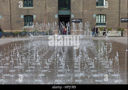 Wasser mit außen UAL Central St Martins im Kornhaus-Becken, Kings Cross, London Stockfoto