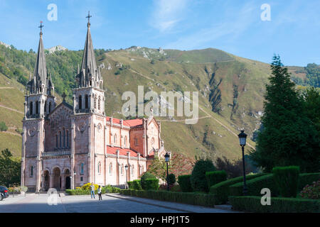 Das Heiligtum von Covadonga oder Santa Cueva de Covadonga befindet sich eine katholische Wallfahrtskirche in Asturien, Nordspanien in Cangas de Onis Picos de Europa Stockfoto