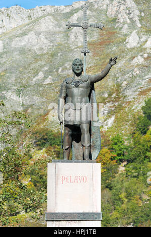 Eine Bronzestatue des Pelaya an der Wallfahrtskirche Covedonga Cangas de Onis Asturien Picos de Europa Nordspanien Stockfoto