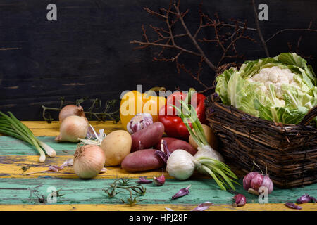 Blumenkohl mit Vielzahl von rohen Bio-Gemüse. Bio gesunde Ernährung, vegetarische Ernährung. Nahaufnahme von frischen Zutaten kochen. Stockfoto