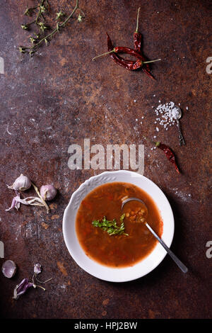 Gazpacho-spanische Suppe mit Zutaten auf rustikalen Hintergrund. Ansicht von oben, Raum zu kopieren. Essen-Hintergrund. Stockfoto