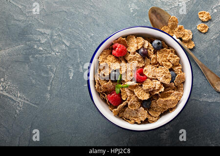 Mehrkorn Vollkorn gesundes Müsli mit frischen Beeren für Frühstück Overhead mit Exemplar erschossen Stockfoto