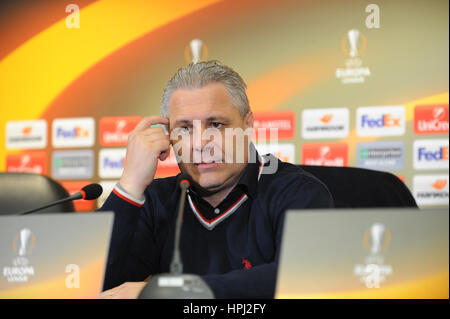 16. Februar 2017: Marius Sumudica der Cheftrainer des FC Astra Giurgiu auf der Pressekonferenz nach der UEFA Europa League 2016-2017, Gruppe E Spiel zwischen FC Astra Giurgiu (ROU) und Genk (BEL) an Marin Anastasovici Stadion, Giurgiu, Rumänien ROU. Foto: Cronos/Cristian Stawri Stockfoto