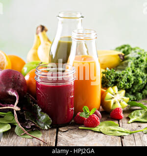 Auswahl an frischem Obst und Gemüse Säfte in Flaschen und Mason jar Stockfoto