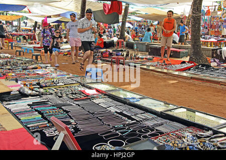 Anjuna Beach, Goa, Indien - Geschäfte und Kunden auf dem Mittwoch-Flohmarkt Sorten von Ware zu verkaufen. Nur für redaktionelle Stockfoto