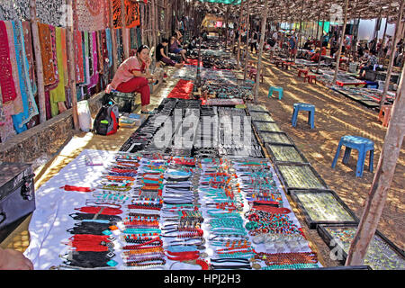 Anjuna Beach, Goa, Indien - Geschäfte und Kunden auf dem Mittwoch-Flohmarkt Sorten von Ware zu verkaufen. Nur für redaktionelle Stockfoto