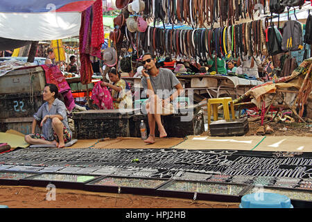 Anjuna Beach, Goa, Indien - Geschäfte und Kunden auf dem Mittwoch-Flohmarkt Sorten von Ware zu verkaufen. Nur für redaktionelle Stockfoto