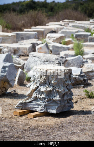 Fragment der geschnitzten Marmorsäule mit Stücken von anderen Spalten als unscharfen Hintergrund in Antiochia Ad Cragum Gazipasha und Alanya Türkei Stockfoto