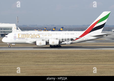 Emirates Airbus A380 Sekunden vor dem Start Stockfoto