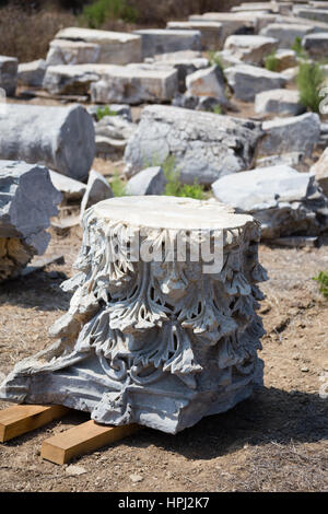 Fragment der geschnitzten Marmorsäule mit Stücken von anderen Spalten als unscharfen Hintergrund in Antiochia Ad Cragum Gazipasha und Alanya Türkei Stockfoto