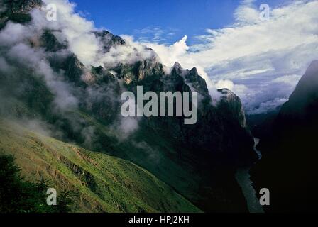 Jangtse, Yunnan, China. Die dramatische Schlucht des oberen Jangtsekiang, eingehüllt in Nebel, schneidet durch das Himalaya-Gebirge im Norden Yunnans Stockfoto