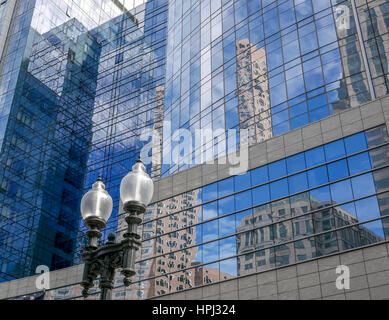 Gen Himmel auf der Suche nach Boston Wolkenkratzer und blauer Himmel aus Glas Fassade des modernen Bürogebäudes mit altmodischen Lamp Post im Vordergrund wider Stockfoto