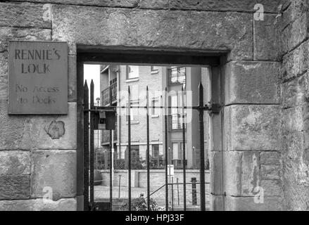 Altes schmiedeeisernes Tor mit altem Schild für Rennie's Lock, Leith Harbour, Edinburgh, Schottland, am ehemaligen Leith Fährhafen, Großbritannien Stockfoto