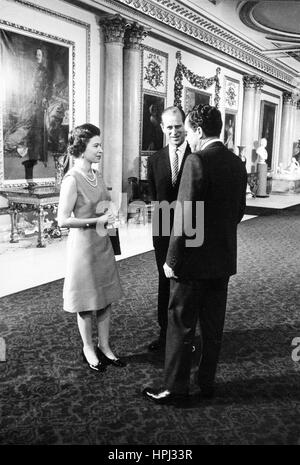 Königin ELIZABETH II und der Herzog von Edinburgh mit US-Präsident Nixon im Buckingham Palace im Februar 1969. Foto: White House offizielle Stockfoto