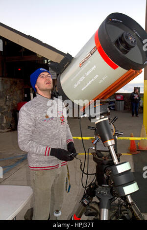 Mann mit einem Celestron Teleskop auf den schlafenden Vulkan Mauna Kea befindet sich auf der Big Island von Hawaii, Hawaii, USA. Stockfoto