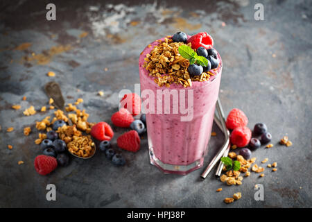 Beeren-Smoothie in ein Longdrinkglas auf dunklem Hintergrund Stockfoto