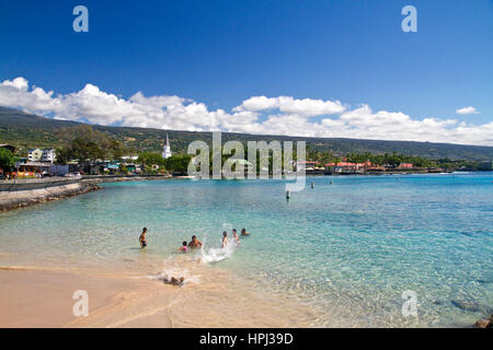 Menschen schwimmen in der Bucht in Kailua-Kona auf Big Island von Hawaii, Hawaii, USA. Stockfoto