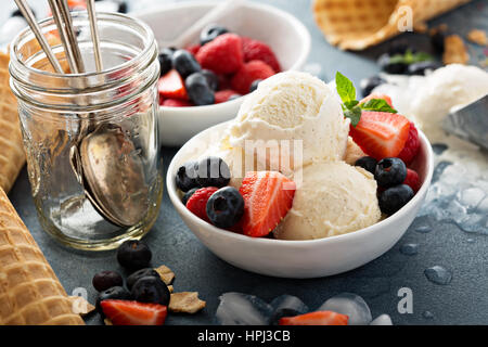 Vanilleeis mit frischen Erdbeeren und Heidelbeeren Stockfoto
