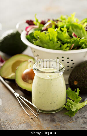 Im kleinen Glas mit Salat Avocado Ranchbehandlung verlässt in einem collander Stockfoto