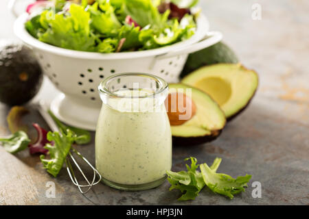 Im kleinen Glas mit Salat Avocado Ranchbehandlung verlässt in einem collander Stockfoto