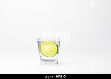 Kalk in Glas, lime Fresh isoliert auf weißem Hintergrund Stockfoto