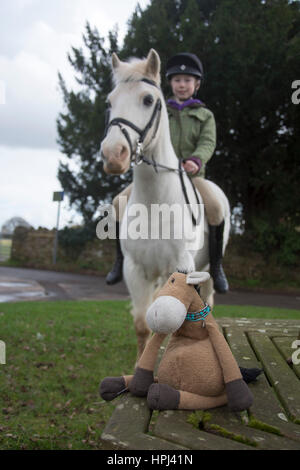 England, United Kingdom. 16. Februar 2017.   Ella Newman von 10 Jahren, mit ihrem Pony blau abgebildet ist, im Alter von 27 in dem kleinen Dorf Regil. Stockfoto