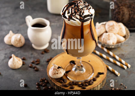 Eiskaffee mit geschlagener Sahne und Schokolade Sirup Stockfoto