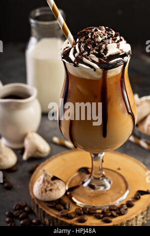 Eiskaffee mit geschlagener Sahne und Schokolade Sirup Stockfoto