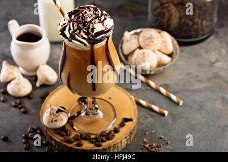 Eiskaffee mit geschlagener Sahne und Schokolade Sirup Stockfoto