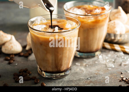 Eiskaffee mit Milch, Schokoladensirup und meringues Stockfoto