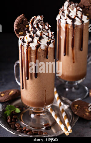 Schoko Frappe mit Sahne, Sirup und Gebäck Stockfoto