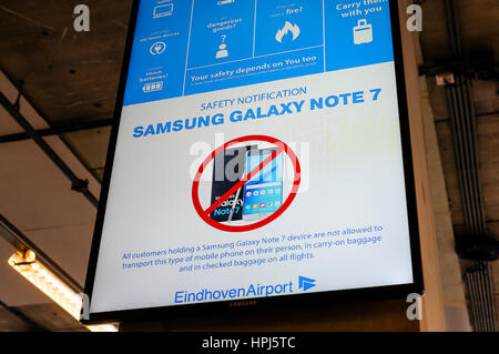 Melden Sie einen Flughafen-Abflug-Lounge Beratung Passagiere, dass Samsung Galaxy Note 7 Handys verboten sind. Stockfoto