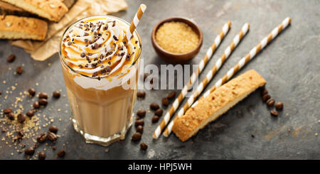 Eiskaffee Caramel Latte in ein hohes Glas mit Sirup und Sahne Stockfoto