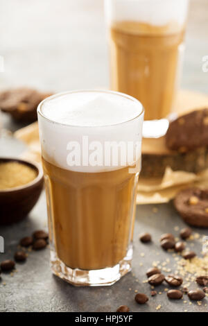 Heißen Latte mit dickem Schaumstoff und Schokoladensirup in hohe Gläser Stockfoto