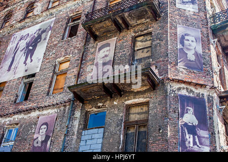 Einer der letzten verbliebenen Häuser des Warschauer Ghettos am Plac Grzybowski Platz und entlang der Ulica Prozna Straße, Warschau Polen Stockfoto