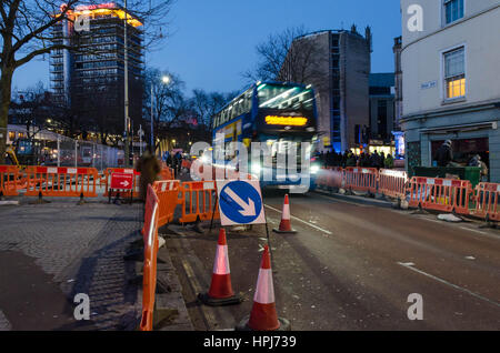 Baustellen auf breiten Quay in Bristol stattfindet. Hier in der Nacht gesehen, wie ein Bus vorbeifährt. Stockfoto