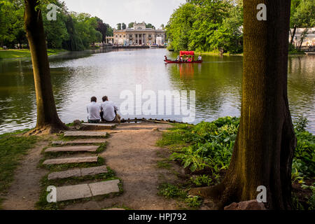 Lazienki Park, im Hintergrund Palast auf dem Wasser, Warschau, Polen. Stockfoto