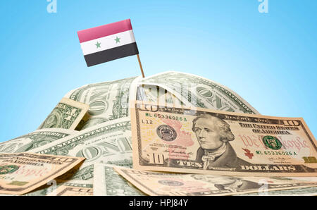 Die nationale Flagge Syriens kleben in einem Haufen von US-Dollar. (Serie) Stockfoto