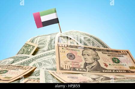 Die nationale Flagge der Vereinigten Arabischen Emirate kleben in einem Haufen von US-Dollar. (Serie) Stockfoto