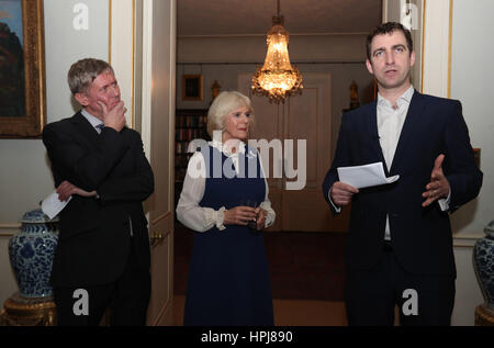 Die Herzogin von Cornwall, neben Peter Stewart (links), Executive Director des Projekts Eden liefern Plays Brendan Cox (rechts) eine Rede im Rahmen eines Empfangs der großen Get-Together am Clarence House in London starten. Stockfoto