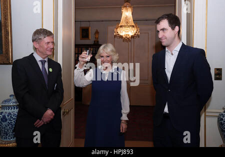 Die Herzogin von Cornwall, neben Peter Stewart (links), Executive Director von Eden Project und Brendan Cox (rechts) liefert einen Toast im Rahmen eines Empfangs der großen Get-Together am Clarence House in London starten. Stockfoto