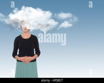 Frau mit Kopf in den Wolken auf blau. Tag Träume Konzept, Metapher. Stockfoto